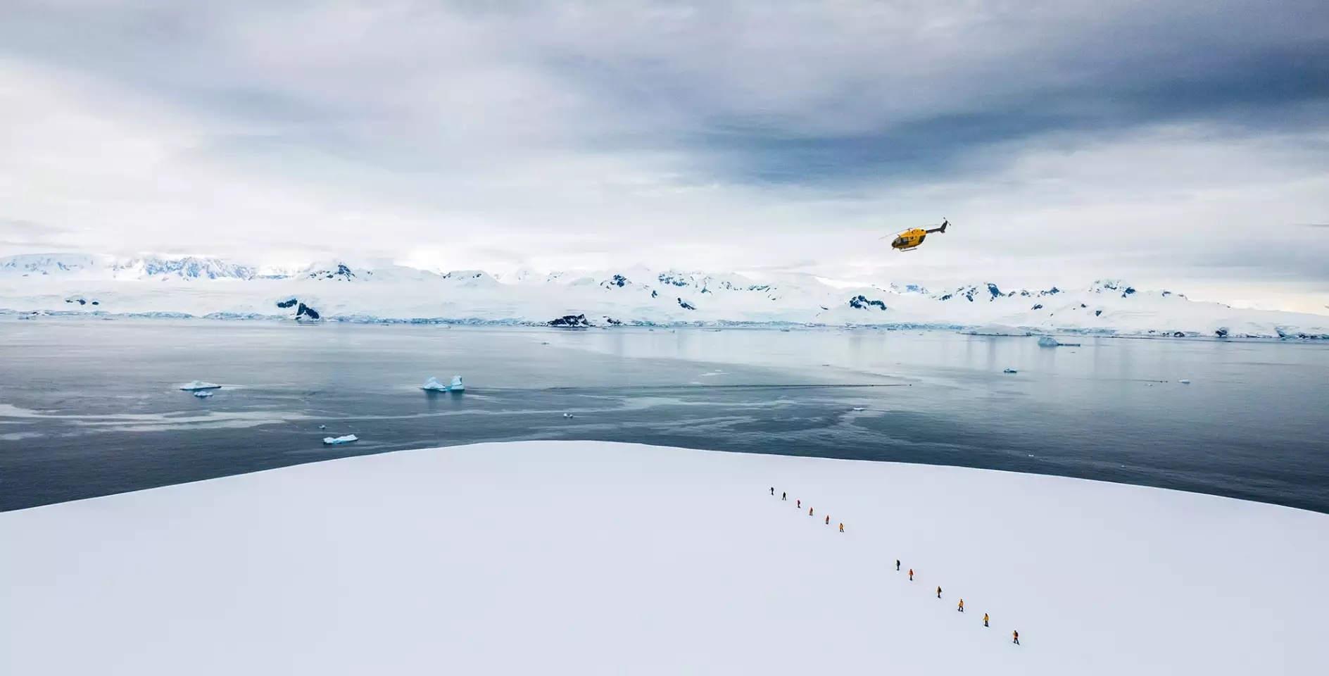 Helicopter trekking in the polar regions