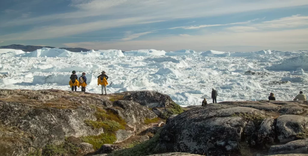 人們在欣賞北極冰川
